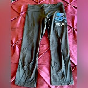 Lulu Lemon Soul Cycle blue skull 3/4 leggings